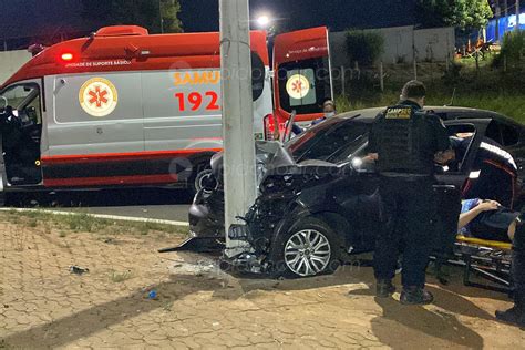 Mulher Bate Em Poste Na Rotatória Sob O Viaduto Paulo Natal Em Limeira