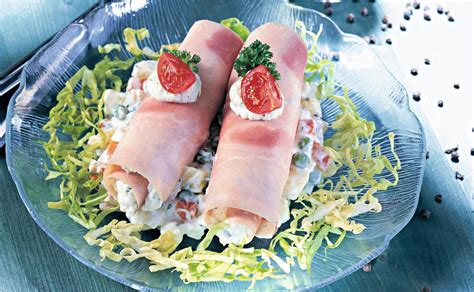 Schinkenrollen mit Kräutertopfenfülle und Gemüse Mayonnaise Rezept