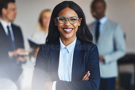 Mulher Empres Ria Africana Sorrindo Sentada Em Uma Mesa Imagem De Stock