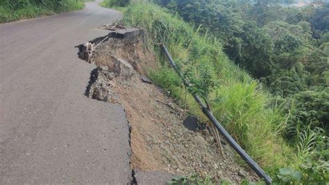 Kondisi Jalan Trans Sulawesi Di Desa Badaro Boltim Sulut Rusak Parah