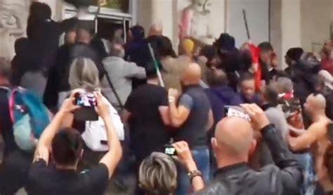 Castellino E Fiore Guidano L Assalto Di Forza Nuova Alla Cgil Il Video