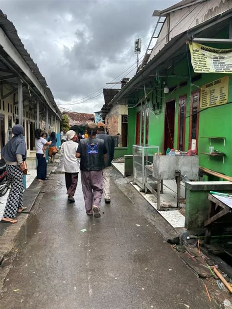 Cepat Tanggap Aliansi Ormas Bekasi Kunjungi Korban Angin Puting