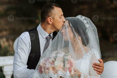 Esposa De Mentirinha - contento recién casado esposa y marido al aire libre y disfrutando su ...