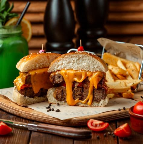 Hambúrguer De Carne Com Batatas Fritas Foto Grátis