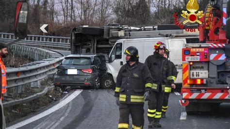 Incidente Sulla Milano Lecco A Briosco Autocisterna Si Ribalta Tre