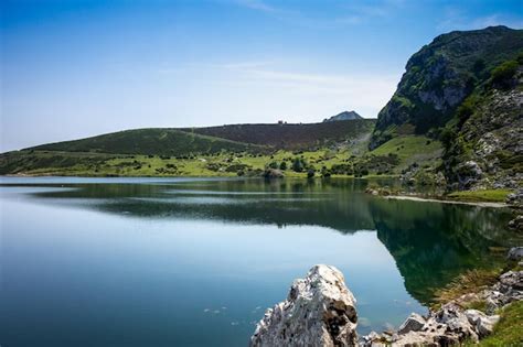 Lago Enol En Picos De Europa Asturias Espa A Foto Premium