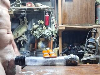 巨大的机器人鸡巴从他紧致的透明吸吮管中操出狗屎然后大量射精 Pornhub Gay