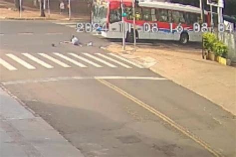 Vídeo câmera flagra homem sendo arremessado por ônibus em MS Metrópoles