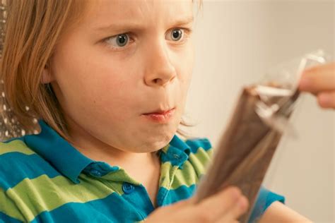 Un niño de nueve años comiendo chocolate Foto Premium