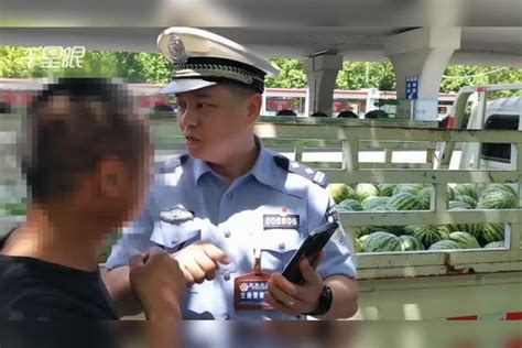 【河南】货车载人被交警处罚后，交警帮瓜农卖2000多斤瓜