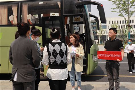 暖心送考 全程护航 巢湖学院“爱心送考车”全程护送学子参加教师资格证面试