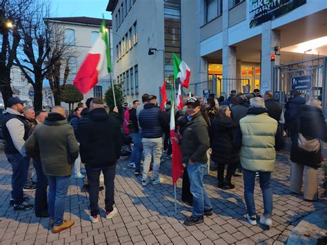 Video Como Cori E Fischi La Grande Protesta Invade Il Comune