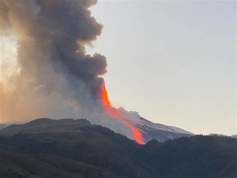 Etna Un Ora Di Fuoco E Spettacolo Il Video Che Racconta L Ultima