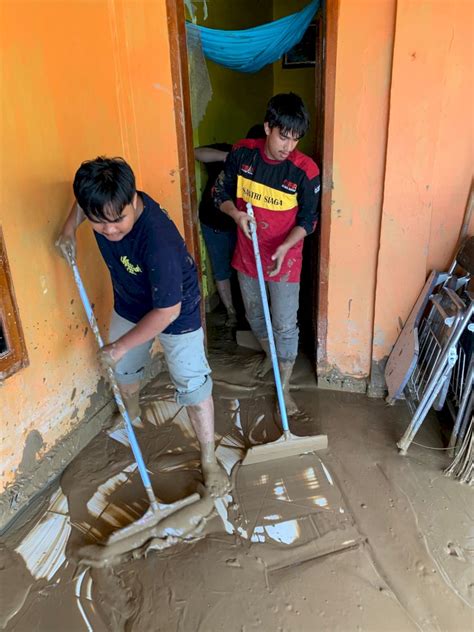 Pasca Banjir Bandang Tim Sigab Berjibaku Bersihkan Rumah Warga Dari