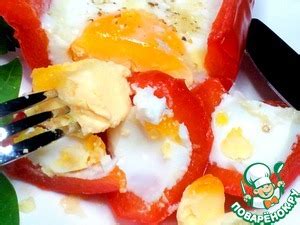 Яичница в перце из микроволновки – кулинарный рецепт