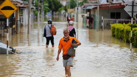 5 Dead Over 70000 Evacuated In Malaysia Floods Today