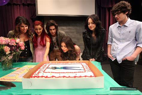 Victoria Justice On Set Of Victorious Surprise Birthday Party 05 Gotceleb