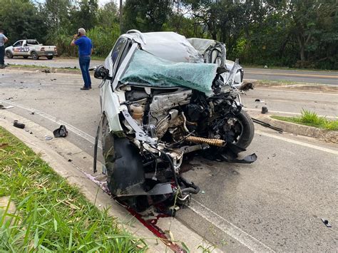 Uma Pessoa Morre Em Colis O Frontal Entre Carro E Caminh O Jornal