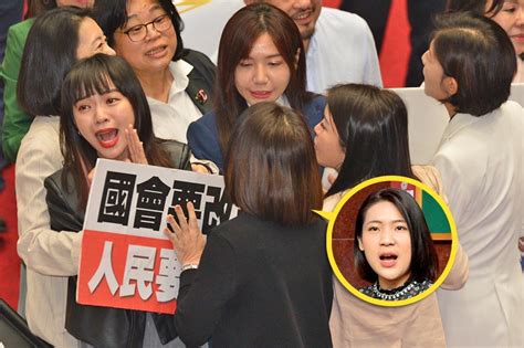 立院開議第1天爆搶麥大戰 黃捷、徐巧芯首次對陣讓藍綠「板凳清空」