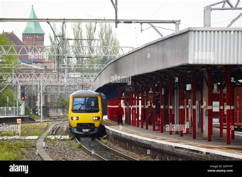 Stockport Train Station Emu Unit The British Rail Class 323 Electric Multiple Units Were Built