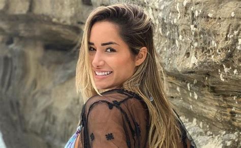 Bru Luccas Cautiva En La Playa Con Bello Traje De Baño