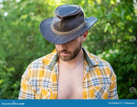 Hombre Con Sombrero De Vaquero Vaquero Sexy Con Camisa De Cuadros