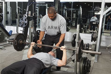 How To Be A Better Weight Lifting Spotter