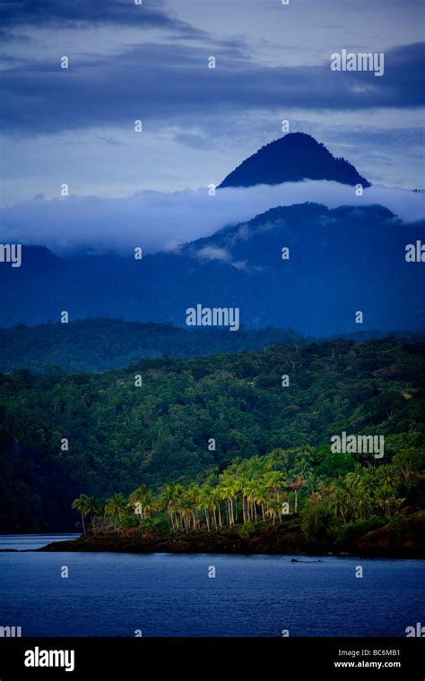 Papua new guinea mountains hi-res stock photography and images - Alamy