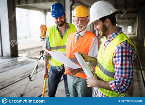 Grupo De Ingeniero De Construcci N Que Trabaja En Emplazamiento De La