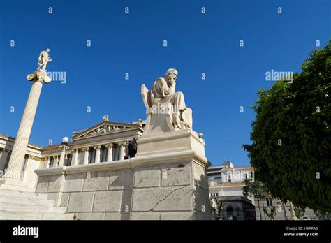 Estatua De S Crates Con La Columna De Apollo En El Fondo En La Academia