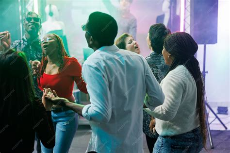 Vídeo De Pessoas Dançando - Diversas pessoas dançando e dançando juntas no evento de festa ...