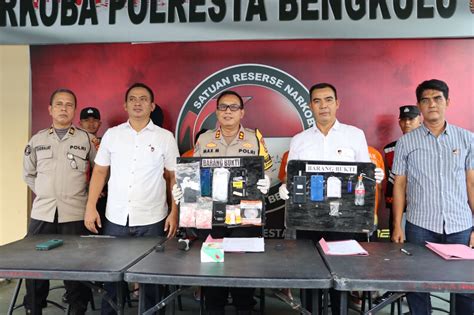 Satnarkoba Polresta Bengkulu Tangkap 2 Kurir Pembawa Dan Penjemput Sabu