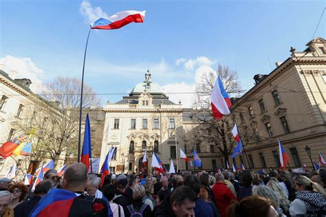 Desetine Hiljada Na Antivladinom Protestu U E Koj Media