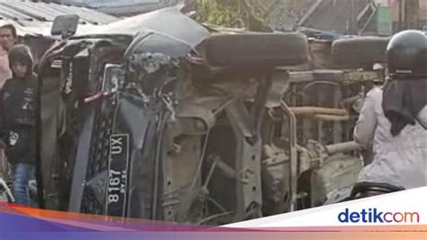 Mobil Pikap Terbalik Usai Adu Banteng Lawan Motor Di Sukabumi