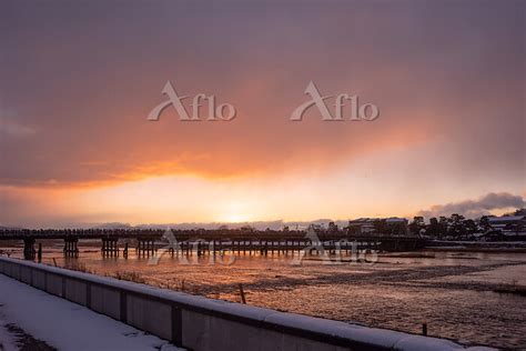 雪の渡月橋 京都市 嵐山 180588652 の写真素材 アフロ