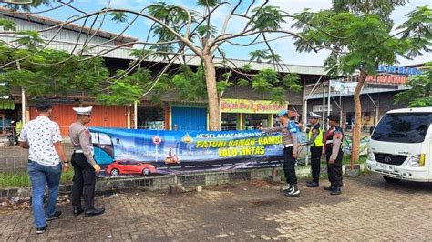 Satgas Ops Keselamatan Lalin Polres Blora Pasang Spanduk Imbauan Di Pasar Dan Pusat Keramaian