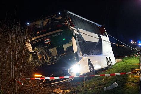 Busunfall Auf Der A44 Zwischen Unna Und Werl Fotos Der Bergungsarbeiten