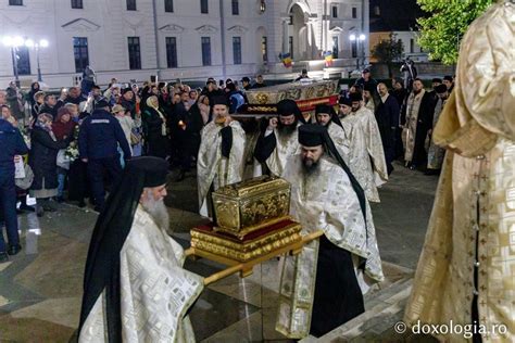 Foto Moaștele Sfintei Parascheva Au Fost Așezate în Catedrala