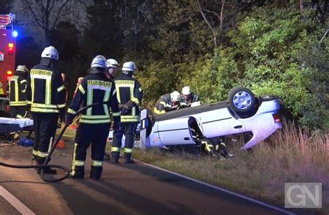 Junge Frau Berschl Gt Sich Mit Ihrem Auto In Geeste