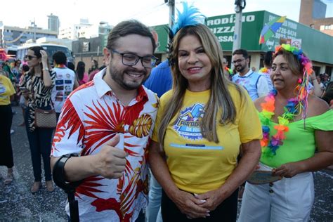 Bloco Portadores da Folia reúne centenas de foliões em desfile pela