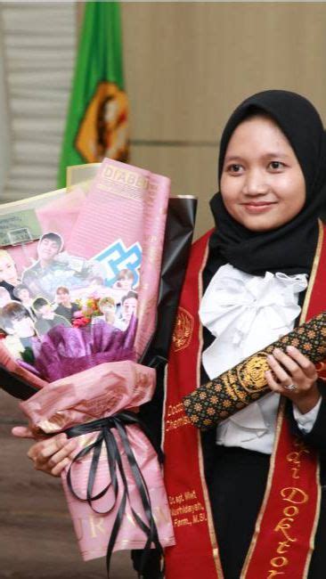 Raih Gelar Doktor Di Usia Tahun Ini Kisah Wiwit Nurhidayah Yang