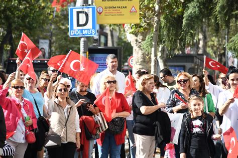 Coşkulu kutlama öncesi bayrak dağıtımı sürüyor Haberler