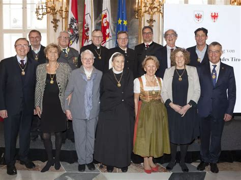 Tirol und Südtirol zeichnen zwölf verdiente Persönlichkeiten aus