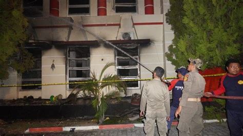 Api Di Kantor Bupati Pohuwato Masih Menyala Hingga Malam Hari Tribun