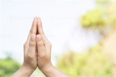 homem de oração esperando melhor pedindo a Deus boa sorte sucesso