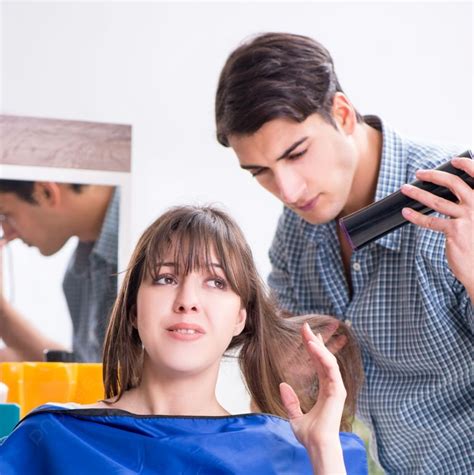 Fondo El Hombre Peluquero Masculino Haciendo Corte De Pelo Para Mujer