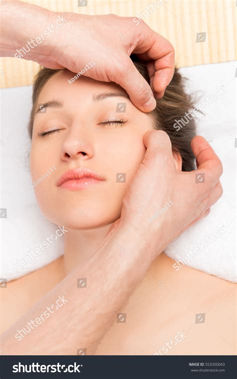 Beautician Does Massage Girls Face 스톡 사진 553350043 Shutterstock