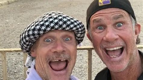 Flea conta que não é próximo de Chad Smith seu colega de Red Hot Chili Peppers VAGALUME