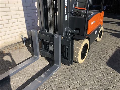 Elektro 4 Rad Stapler Mieten Doosan Elektro Mietstapler Mit 5000 Kg