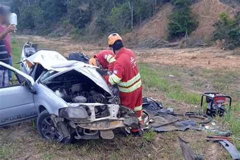 Motorista de carro morre após batida caminhão carregado de